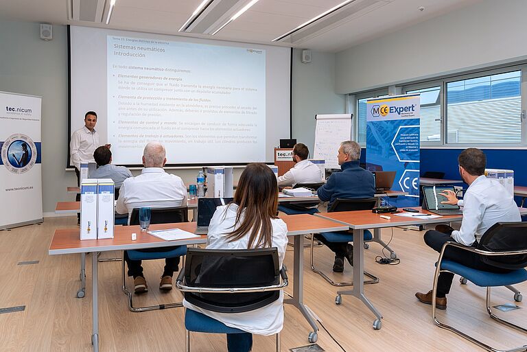 Sesión presencial de capacitación y resolución de casos prácticos en el programa formativo MCEexpert®. Imagen corporativa tec.nicum